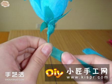 用皱纹纸制作立体玫瑰花的步骤图解,完成的作品看上图,是不是挺漂亮?